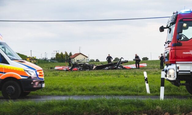 Chocan dos aviones en Alemania; Pilotos mueren instantáneamente