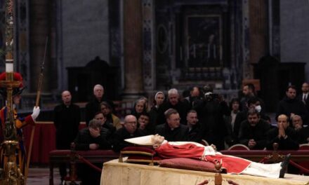 <strong>Sepultan en Tres Ataúdes al Papa Benedicto XVI</strong>