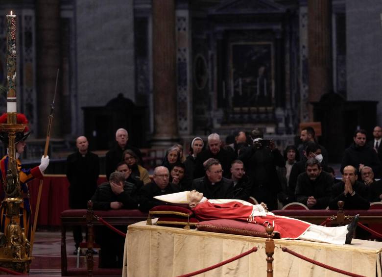 <strong>Sepultan en Tres Ataúdes al Papa Benedicto XVI</strong>