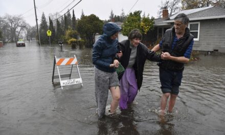 <strong>Dura Tormenta Causa Inundaciones en California</strong>