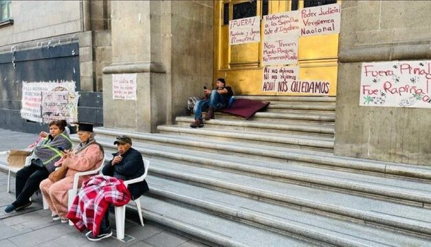 Activistas Usan Ancianos Como Escudos en Plantón