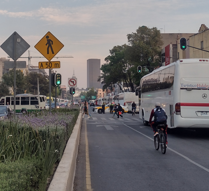 Convierten en Estacionamiento Privado la Avenida Puente de Alvarado