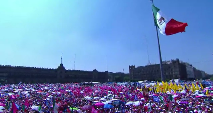 Abarrota la Marea Rosa, el Zócalo y Calles Aledañas