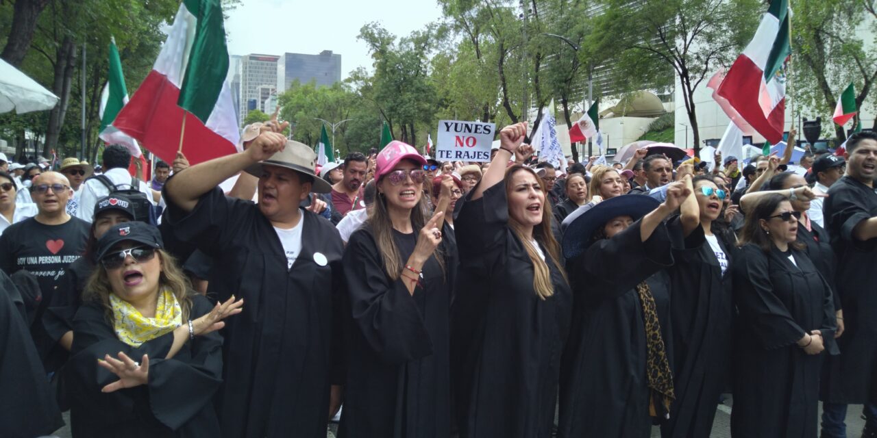 «Yunes no te rajes»: manifestantes frente a Senado mexicano