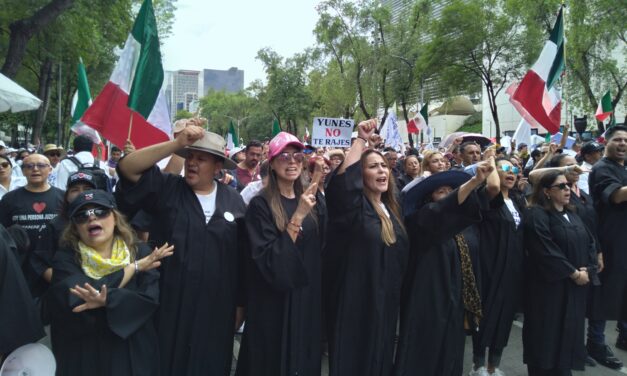 «Yunes no te rajes»: manifestantes frente a Senado mexicano