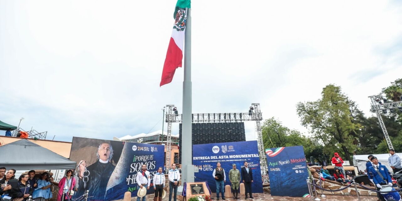 Estrenan Asta Bandera Monumental en Dolores Hidalgo, Guanajuato