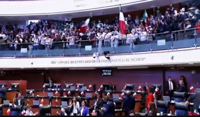 Irrumpen manifestantes en el Senado; hay receso indefinido en discusión de reforma al Poder Judicial