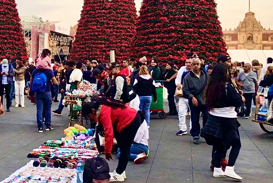 Comercio ambulante podría devorar a la economía formal de México: López Becerra