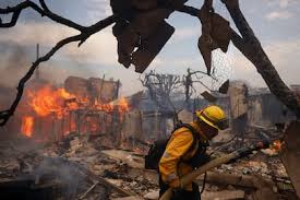 Amainan Los Vientos y Bomberos Comienzan a Controlar Los Incendios en Los Ángeles